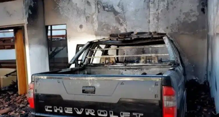 Carro que pegou fogo estava estacionado na garagem da casa em Marília (Foto: Divulgação)