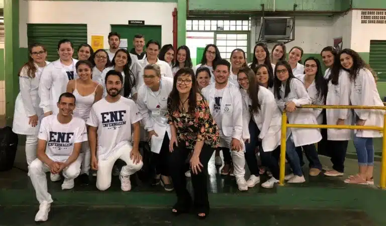 Alunos de Enfermagem da FEMA orientam sobre ISTs e AIDS (Foto: Divulgação_