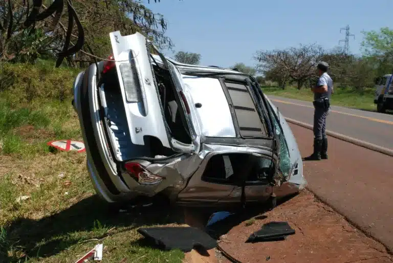 Após capotar, carro ficou de lado em uma valeta de águas pluviais ao lado da pista da SP-375 (Foto: Jornal da Comarca/Divulgação)