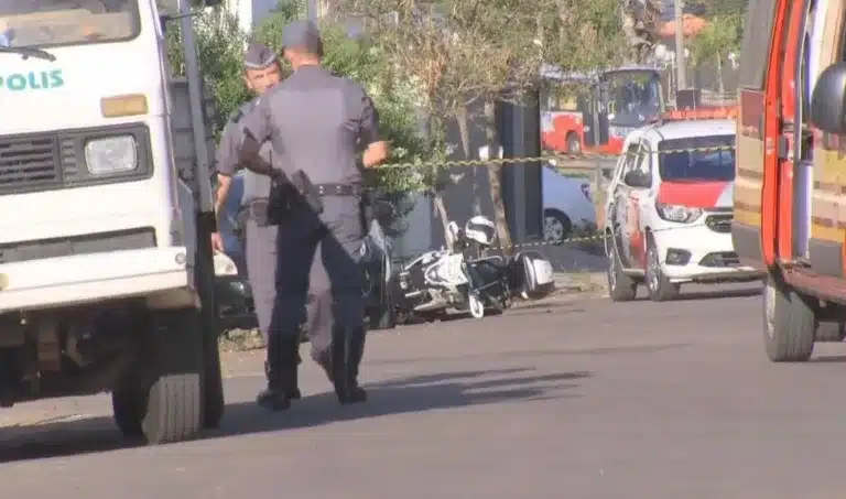 Moto da Rocam (patrulha em motocicletas da PM) ficou caída durante a perseguição à dupla de menores — Foto: TV TEM/Reprodução