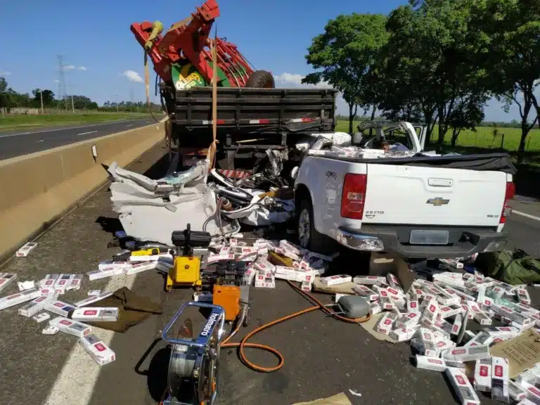 Motorista que dirigia a caminhonete bateu na traseira de caminhão e ficou preso nas ferragens — Foto: Polícia Militar Rodoviária