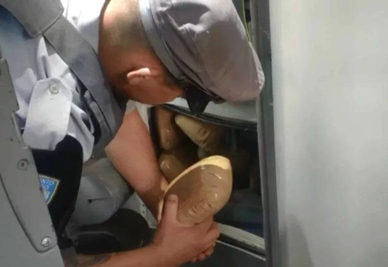 Droga estava escondida em um compartimento sob a pia, no banheiro do ônibus em rodovia de Assis — Foto: Polícia Militar Rodoviária/Divulgação