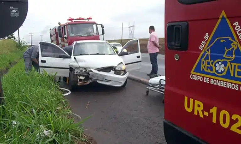 Carro colide em defensa metálica na ‘Benedito Pires’ (Foto: O Diário do Vale)