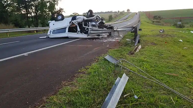 Veículo ficou destruído após o acidente em Assis (SP) — Foto: Divulgação/Polícia Rodoviária