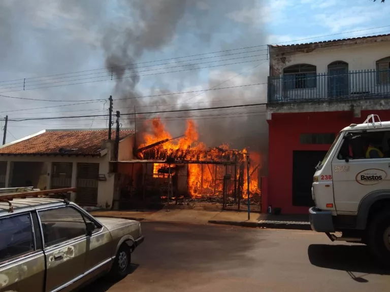 Casa de madeira fica destruída depois de pegar fogo no centro de Bastos — Foto: Arquivo pessoal/Valdecir Luís