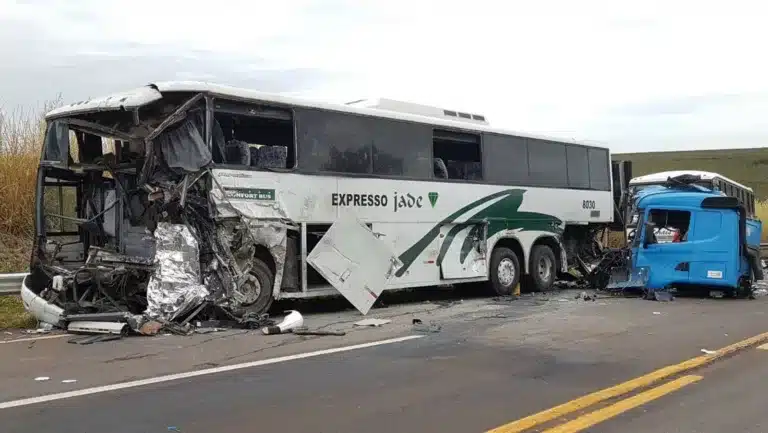 Acidente envolveu dois ônibus e caminhão entre Jaú e Bocaina — Foto: Luizinho Andretto/Divulgação