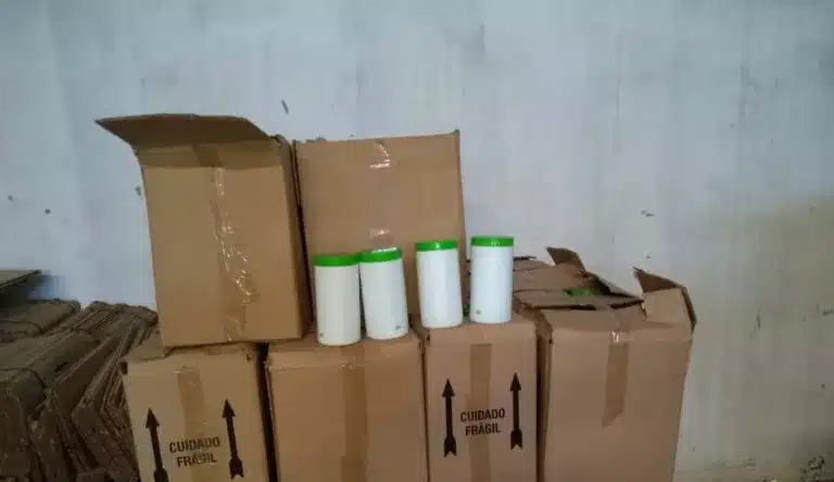 Barracão funciona como fábrica irregular de produtos cosméticos em Assis — Foto: Polícia Civil / Divulgação