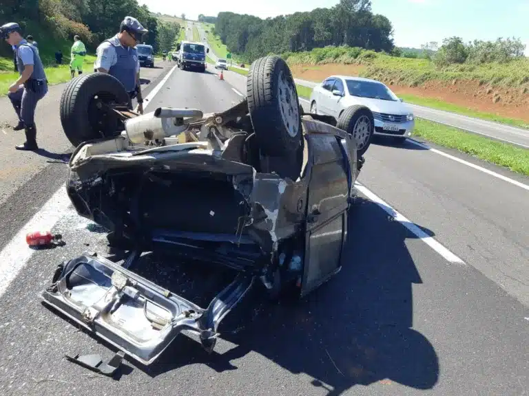 Carro capotou no km 269 da rodovia Marechal Rondon em São Manuel (SP) — Foto: Divulgação/Polícia Rodoviária