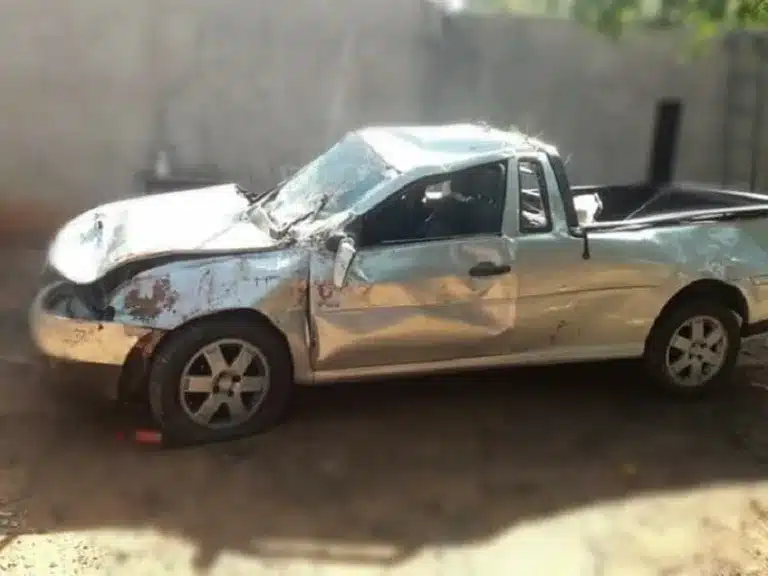 Carro capotou na rodovia (Foto: Divulgação)