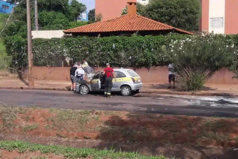 Carro de autoescola pega fogo em Assis; ninguém se feriu (Foto: The Brothers)