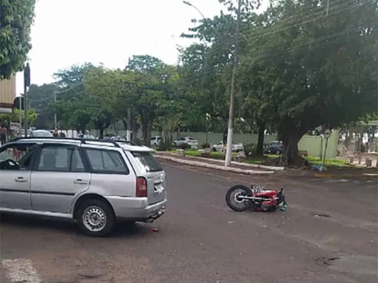 Jovem fica ferido após se envolver em acidente na Av. Siqueira Campos (Foto: TV Paraguaçu)