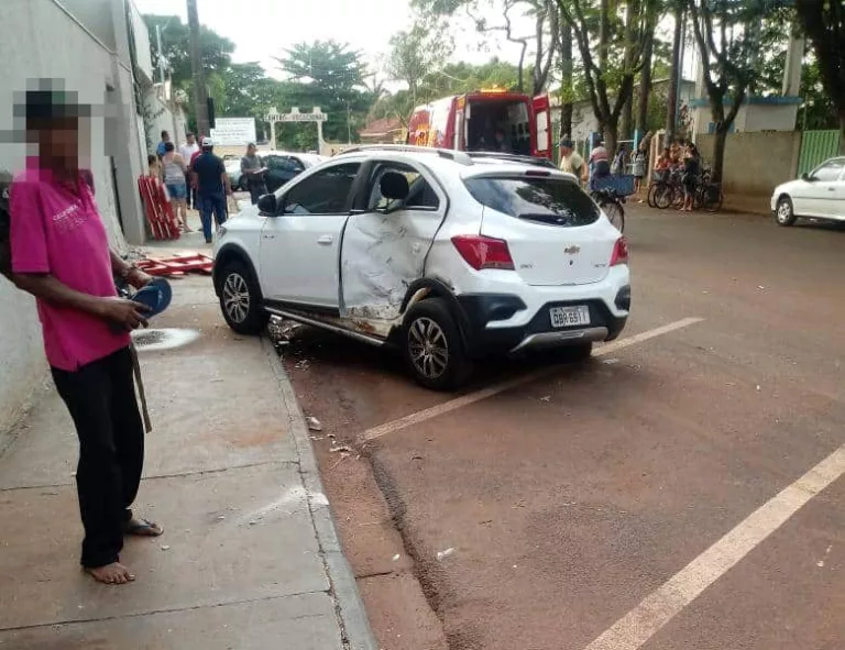 Motorista perde o controle e bate em carro estacionado em Cândido Mota (Foto: The Brothers)