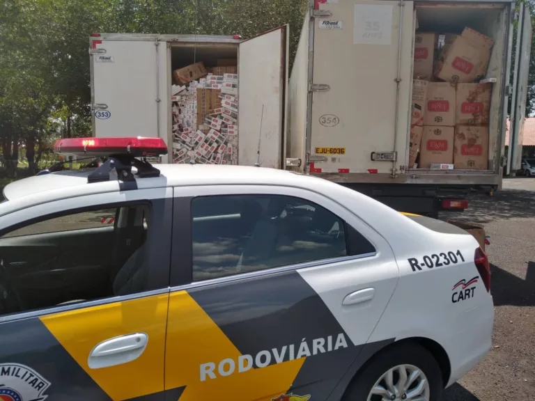 Dois dos caminhões carregados com caixas de cigarros foram apreendidos na SP-270, em Assis — Foto: Polícia Rodoviária/Divulgação