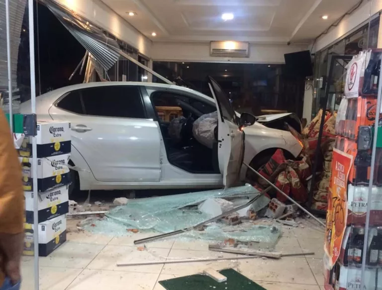 Veículo invadiu a loja de conveniência após motorista perder o controle em Assis — Foto: Arquivo pessoal