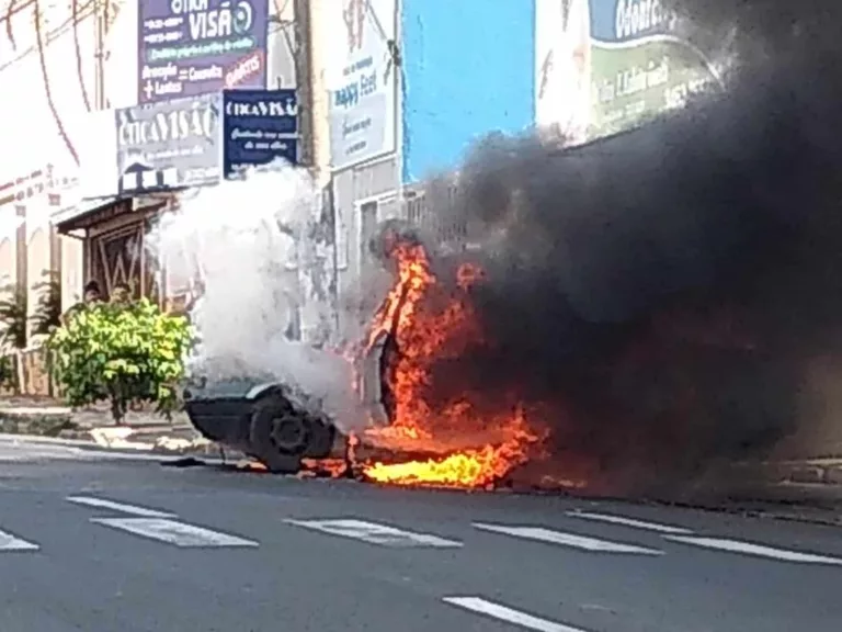 Carro pega fogo na Avenida República em Marília — Foto: Arquivo pessoal/Eduardo Meira