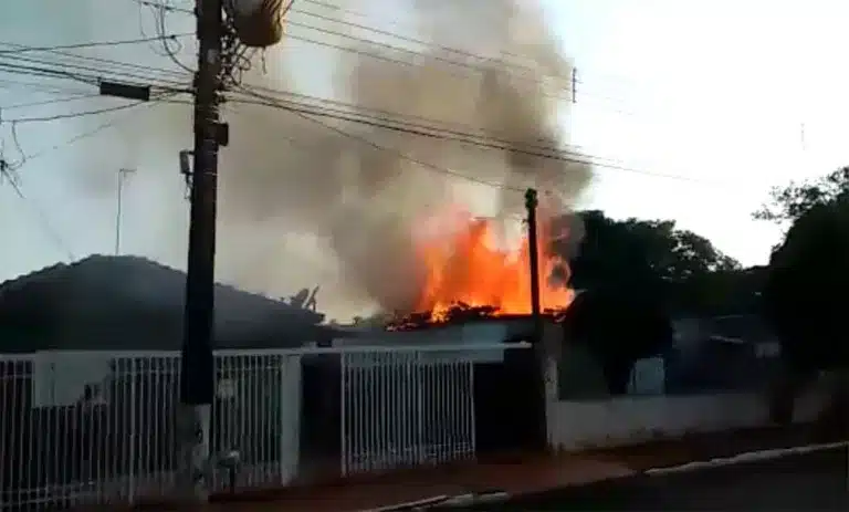 Incêndio em casa assusta moradores de Palmital; veja o vídeo
