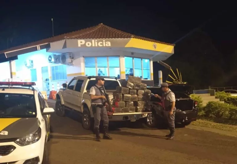 Dupla é presa com 22 fardos de maconha em rodovia de Tarumã — Foto: Polícia Rodoviária Federal/Divulgação