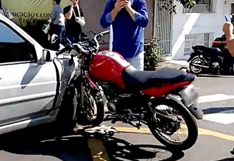 Motociclista fica ferido após bater contra carro em cruzamento de Marília — Foto: Arquivo pessoal