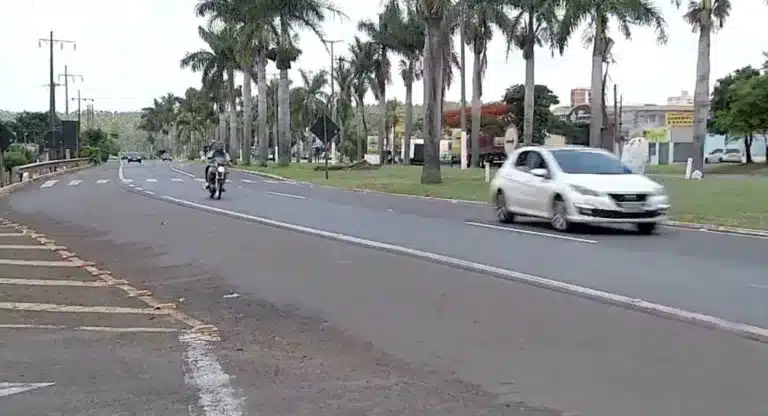 Acidente aconteceu no km 474 da Raposo Tavares (SP-270), no trecho urbano que atravessa bairros de Ourinhos — Foto: TV TEM/Reprodução