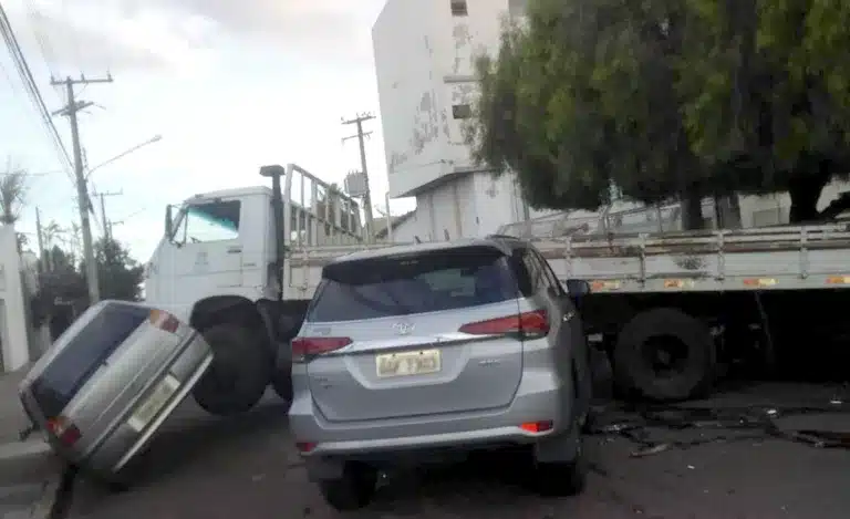 Após batida com veículo tipo SUV, caminhão atingiu outro carro que estava estacionado: sem feridos — Foto: Arquivo pessoal