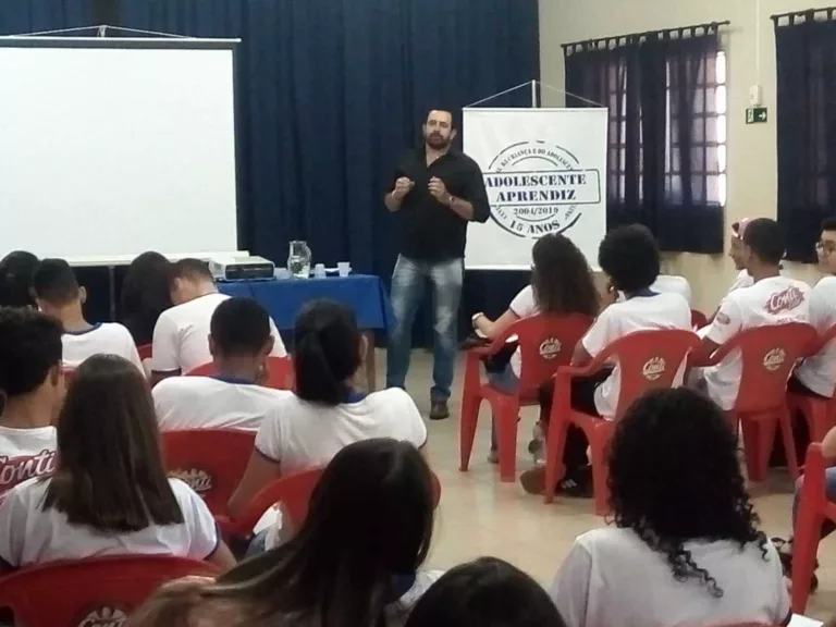 Adolescentes aprendizes recebem palestra sobre primeiro emprego (Foto: AssisNews)