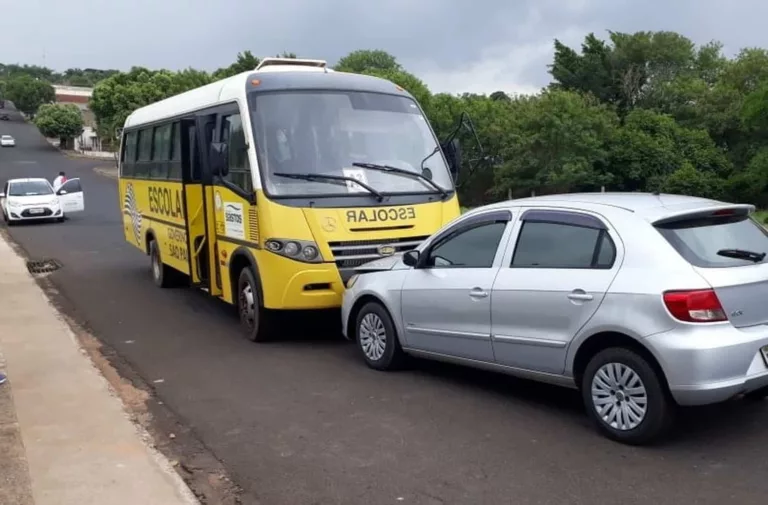 Motorista sofre mal súbito e se envolve em acidente com micro-ônibus em Bastos — Foto: Arquivo pessoal