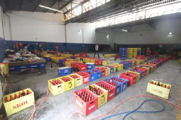 Bebidas falsificadas em depósito foram alvo de operação da Polícia Civil de Bauru: uma prisão (Foto: Vinicius Bomfim)
