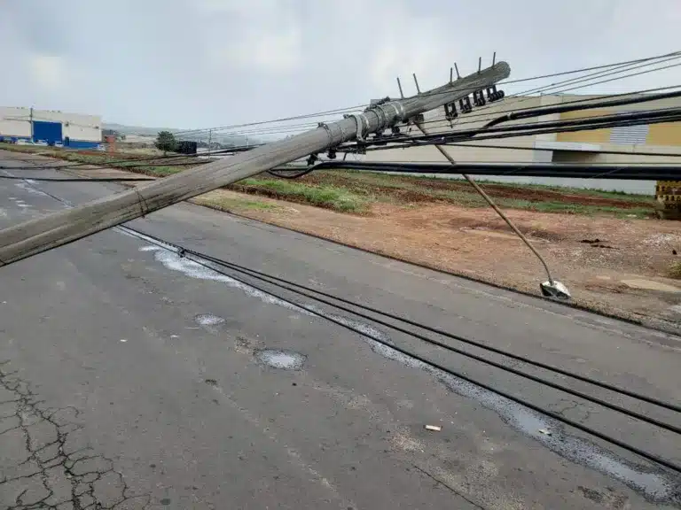 Vento derrubou postes em Marília nesta terça-feira — Foto: Cláudio Farneres / TV TEM