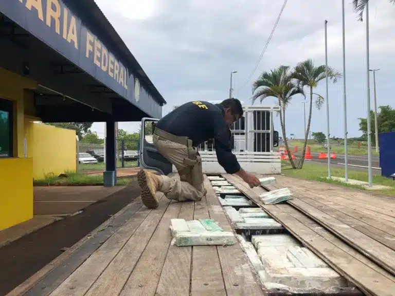 Polícia Rodoviária Federal apreende grande quantidade de maconha em rodovia de Ourinhos — Foto: Diogo Nolasco/TV TEM