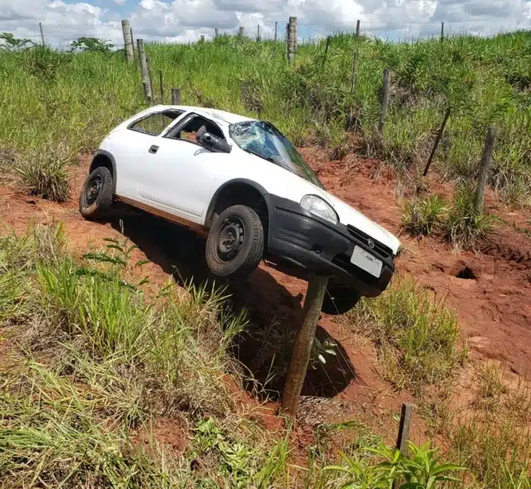 Motorista perdeu o controle da direção e carro capotou na SP-457 — Foto: Polícia Militar Rodoviária