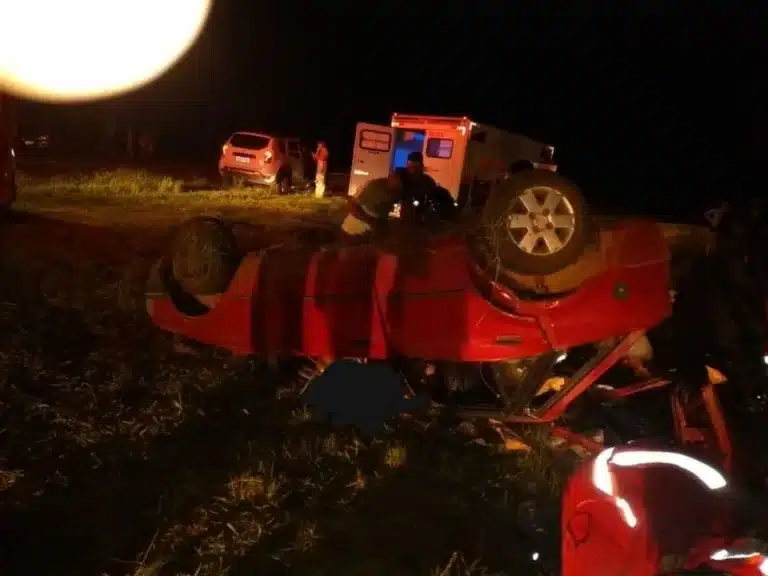 Carro que capotou estava ocupado por oito pessoas (Foto: Divulgação)