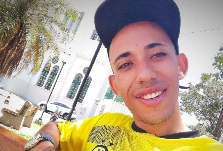 Antônio Vicente Amorim, tem 18 anos e segue internado na UTI (Foto: Reprodução/Facebook)