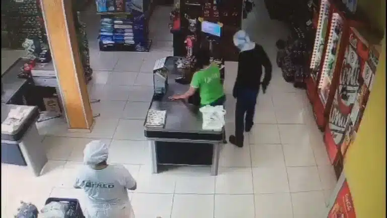 Criminoso chegou a chutar um cesto de lixo durante o assalto em Quatá — Foto: Circuito de segurança / reprodução
