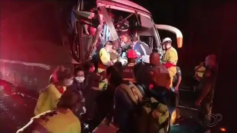 Acidente entre ônibus e caminhão deixa quatro feridos em Santa Cruz do Rio Pardo