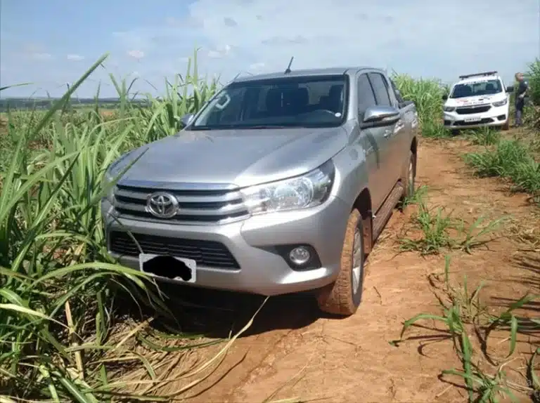 Homens armados e encapuzados roubam veículo em Paraguaçu e abandonam em Quatá (Foto: Reprodução/TV Quatá)