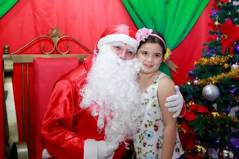 Chegada do Papai Noel na Praça da Catedral marca Natal Iluminado em Assis (Foto: Ivan Mello)