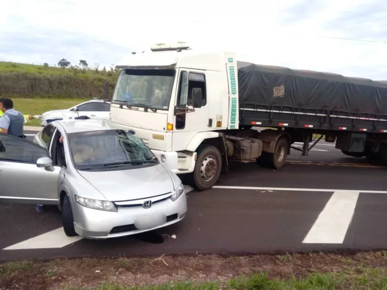 Batida lateral entre carro e caminhão deixa ferido no trevo de Oscar Bressane — Foto: Arquivo pessoal
