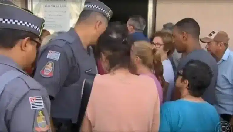Polícia Militar precisou ser acionada após confusão na fila do cartório durante cadastro de biometria em Marília — Foto: TV TEM / Reprodução