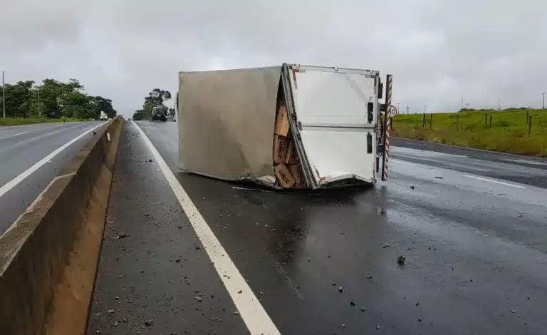 Caminhão tomba e interrompe trânsito em uma das faixas de rodovia em Marília — Foto: Alcyr Netto/TV TEM