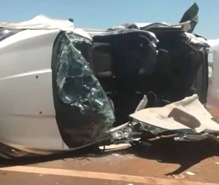 Carro capotou após motorista perder o controle na rodovia em Pedrinhas Paulista — Foto: Arquivo pessoal