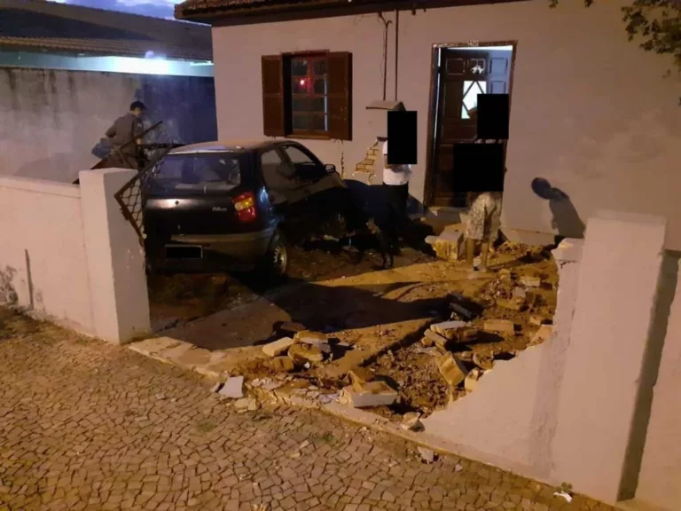 Carro invade casa e derruba muro no centro de Tupã — Foto: Tupaense Notícias/Divulgação