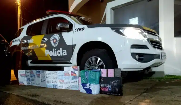 A maior parte da apreensão foi de aparelhos celulares, 42 no total; havia também perfumes e componentes de computador — Foto: Polícia Rodoviária/Divulgação