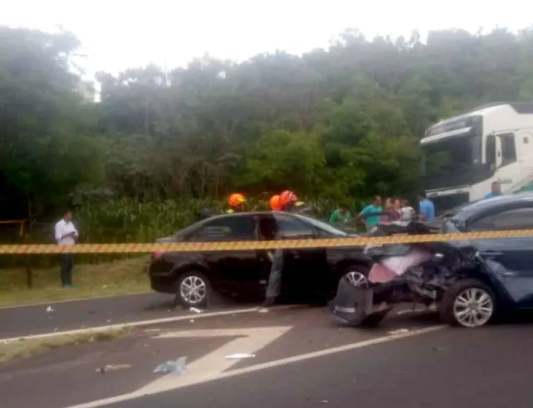 Colisão traseira aconteceu no trecho urbano da rodovia Comandante João Ribeiro de Barros, em Marília — Foto: Arquivo pessoal