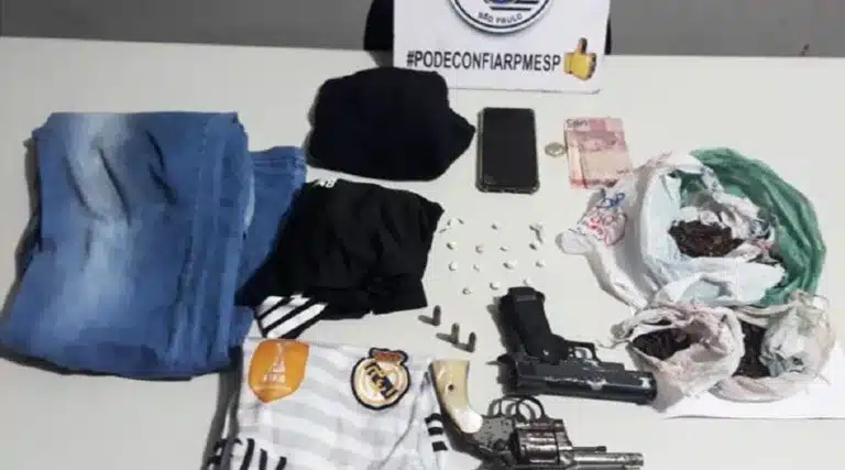 Foram preendidos arma de fogo, simulacro de pistola e porções de maconha e crack (Foto: Divulgação/Polícia)