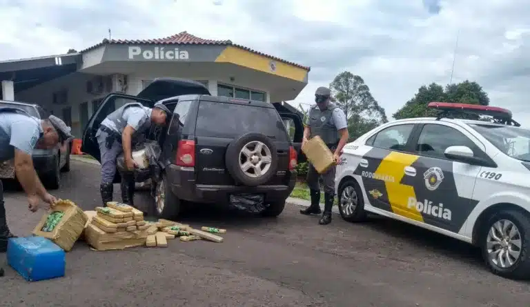 Polícia Rodoviária apreende tabletes de maconha em porta-malas de carro na Raposo Tavares em Assis — Foto: Polícia Rodoviária/Divulgação