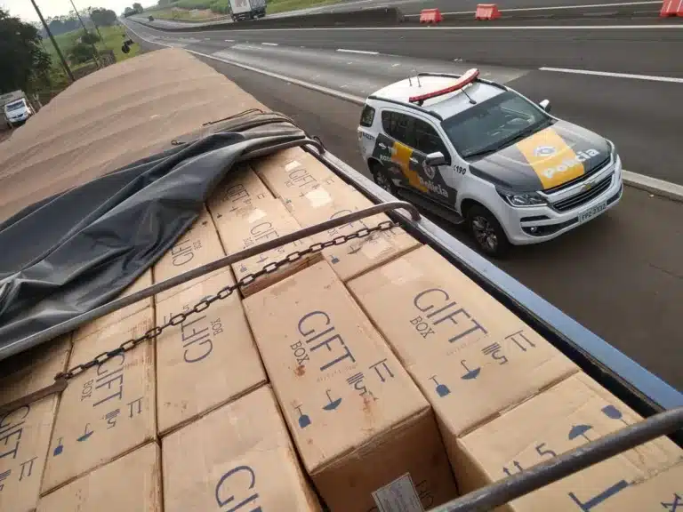 Polícia Rodoviária apreende carga de cigarros sem nota fiscal em rodovia de Ourinhos — Foto: Polícia Rodoviária/Divulgação
