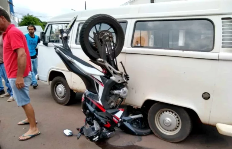 Moto ficou presa na lateral da perua após acidente no centro de Ourinhos — Foto: Arquivo pessoal