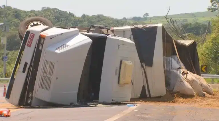 Caminhão tombou na Rachid Rayes em Marília — Foto: TV TEM / Reprodução