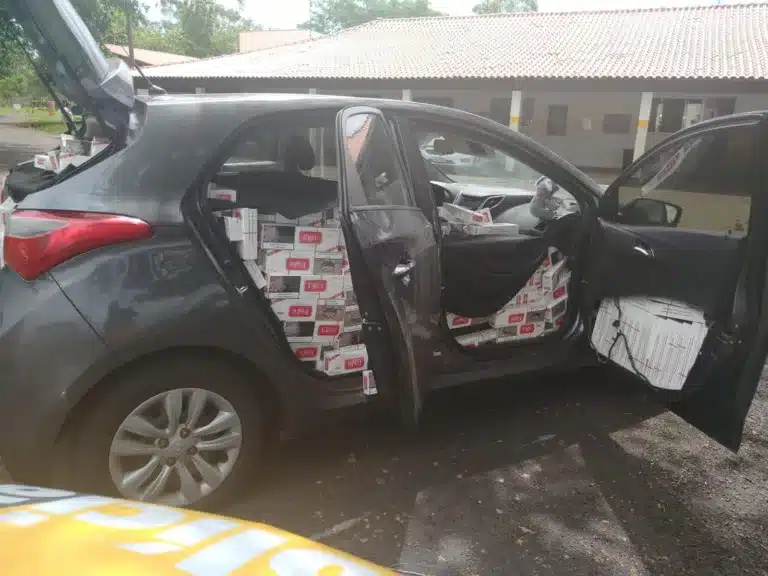 Polícia apreende carga de cigarros contrabandeados após motorista tentar fugir a pé em Assis — Foto: Polícia Rodoviária/Divulgação