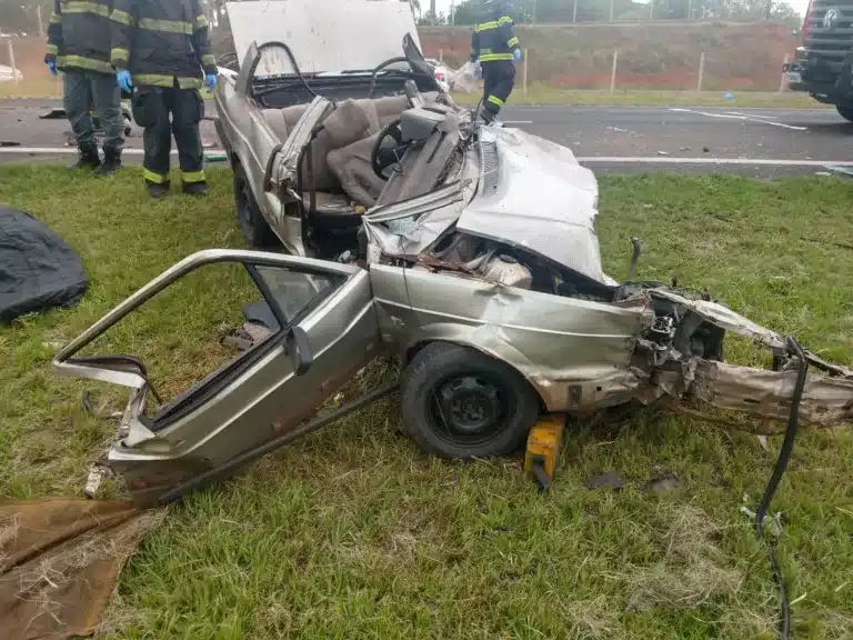 Homem matou a companheira e depois se suicidou batendo o carro em um caminhão — Foto: Murilo Zara/TV Fronteira